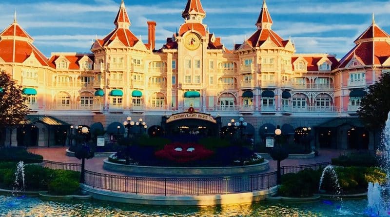 Façade du Disneyland Hotel à Disneyland Paris, style victorien avec décoration élégante et entrée principale du parc en arrière-plan